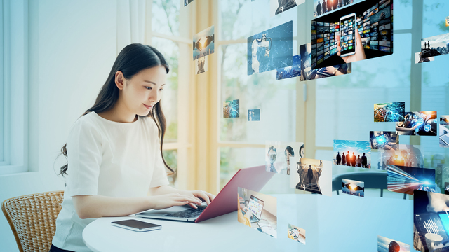 パソコンを使用する女性