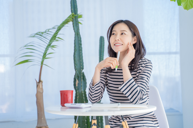 考え事をしている女性