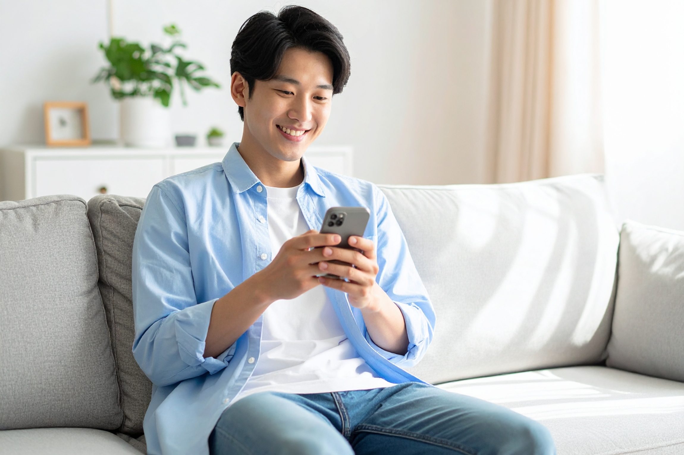 スマホを操作する男性