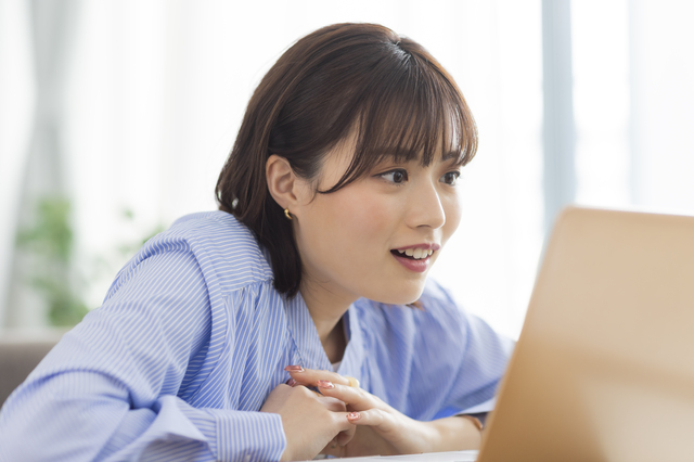 パソコンを眺める女性