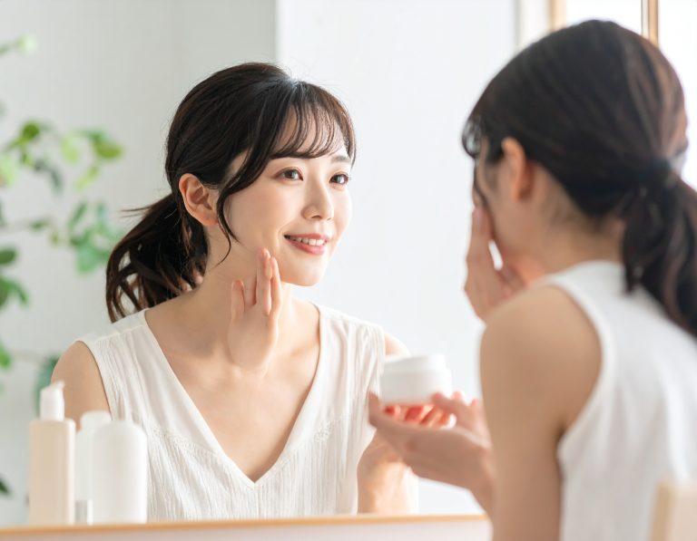 スキンケア商品を利用する女性
