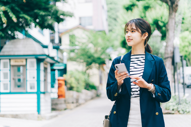 旅行している女性