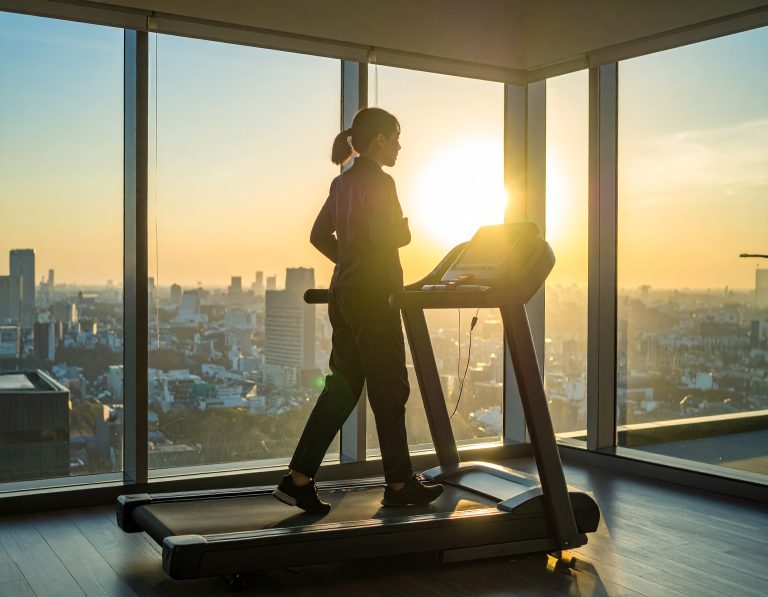 ランニングマシンを利用する女性