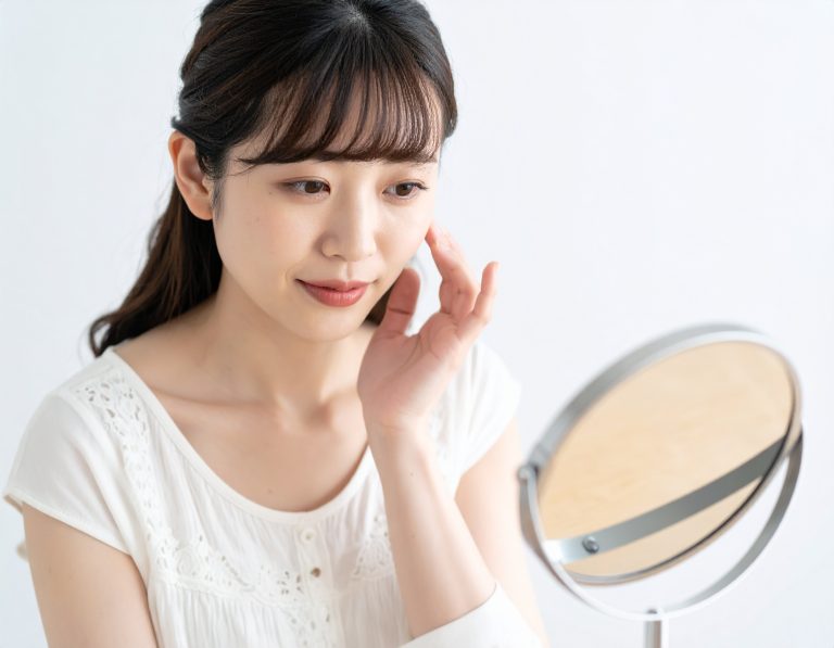 鏡の前で化粧をしている女性