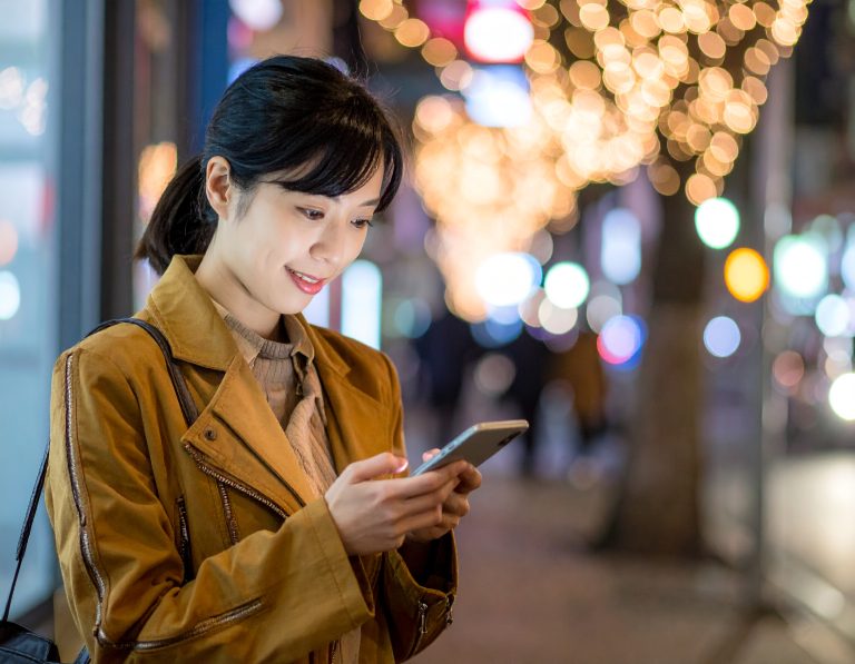 スマホをチェックしている女性