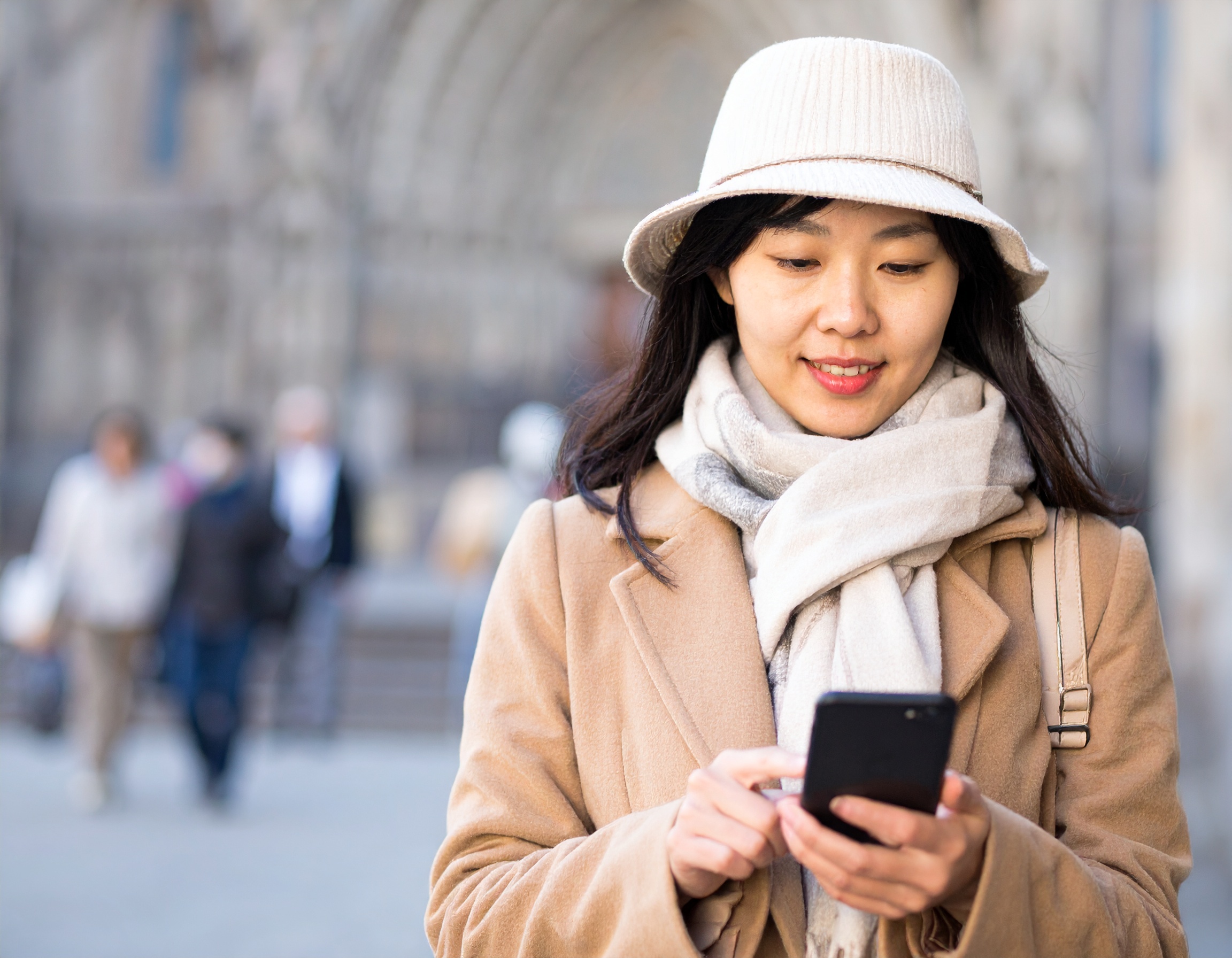 海外旅行中にスマホを使う女性
